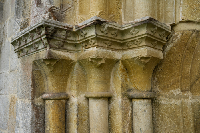 Capiteles de la portada de acceso a la iglesia del monasterio de Valdedios